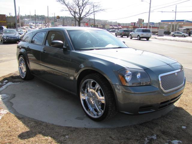 2005 Dodge Magnum SE