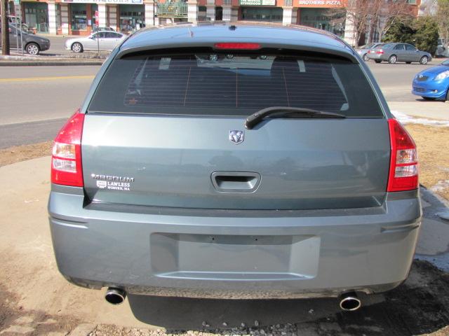 2005 Dodge Magnum SE