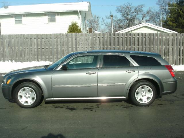 2005 Dodge Magnum SE