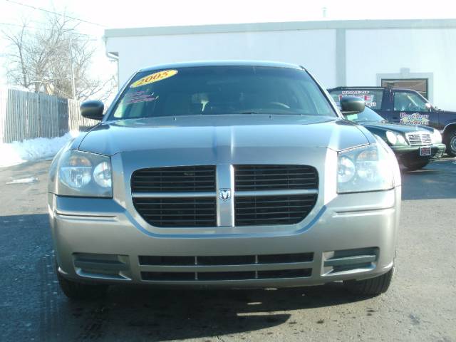 2005 Dodge Magnum SE