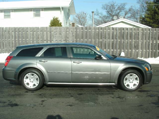 2005 Dodge Magnum SE