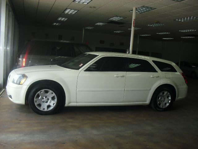 2005 Dodge Magnum SE