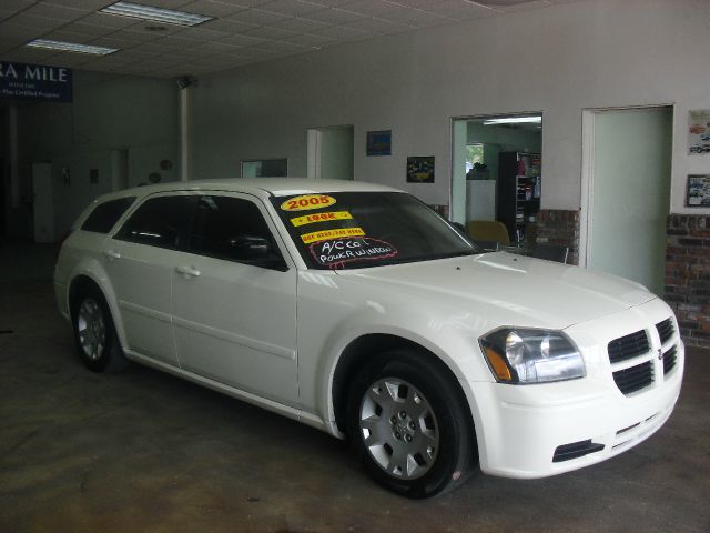 2005 Dodge Magnum SE