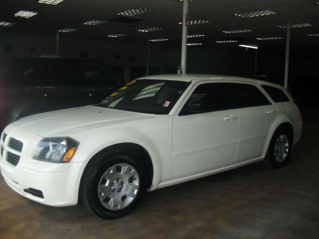 2005 Dodge Magnum SE