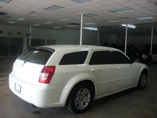 2005 Dodge Magnum SE