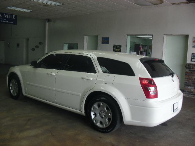 2005 Dodge Magnum SE