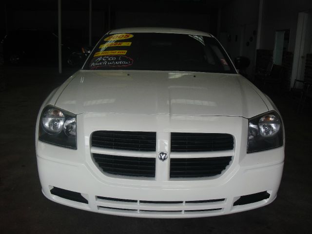 2005 Dodge Magnum SE