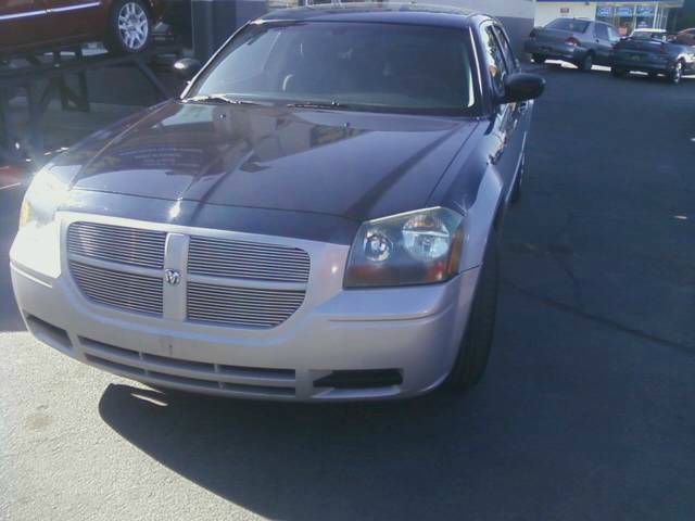 2005 Dodge Magnum SE