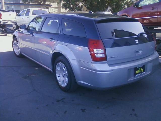 2005 Dodge Magnum SE