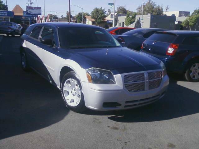 2005 Dodge Magnum SE