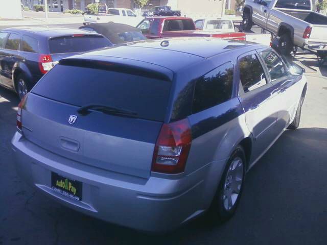 2005 Dodge Magnum SE