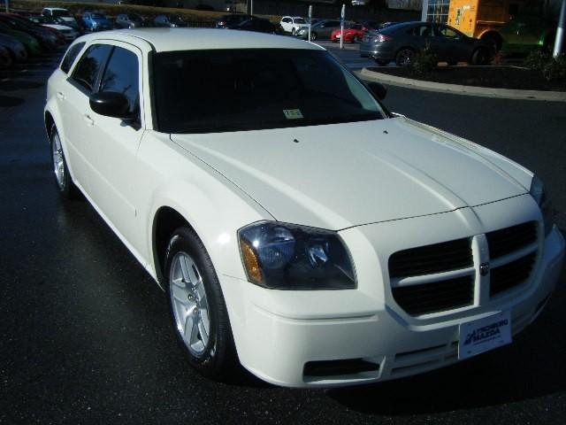 2005 Dodge Magnum SE