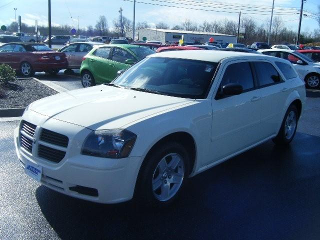 2005 Dodge Magnum SE