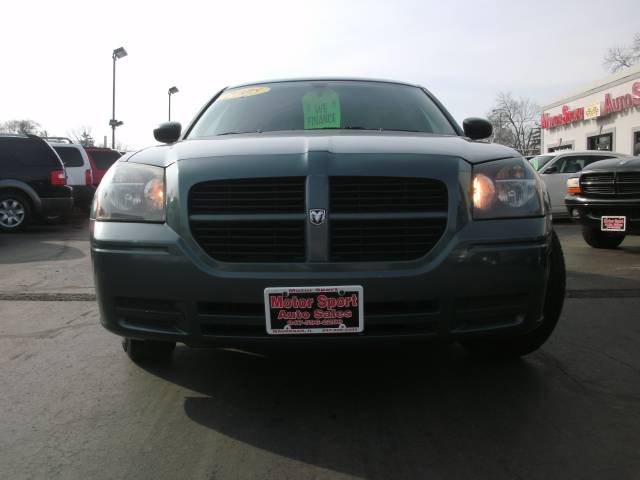 2005 Dodge Magnum SE