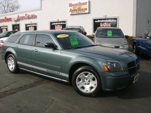 2005 Dodge Magnum SE