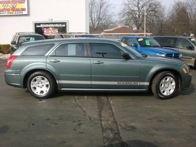 2005 Dodge Magnum SE