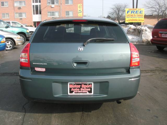 2005 Dodge Magnum SE