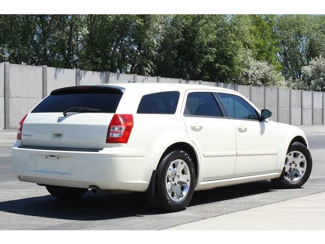 2005 Dodge Magnum SE