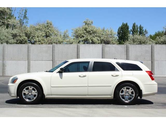 2005 Dodge Magnum SE