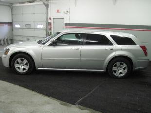 2005 Dodge Magnum SE