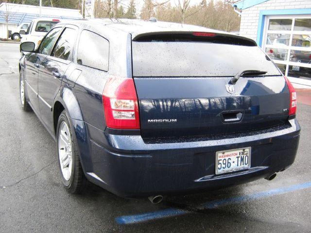 2005 Dodge Magnum 2WD 4 Door