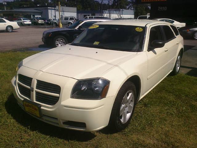 2005 Dodge Magnum SE