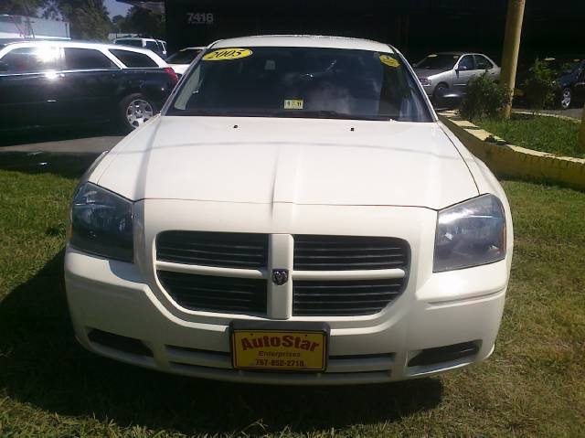 2005 Dodge Magnum SE