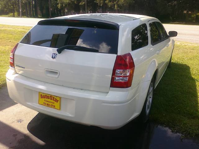 2005 Dodge Magnum SE