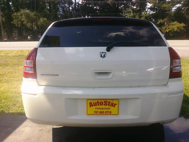 2005 Dodge Magnum SE