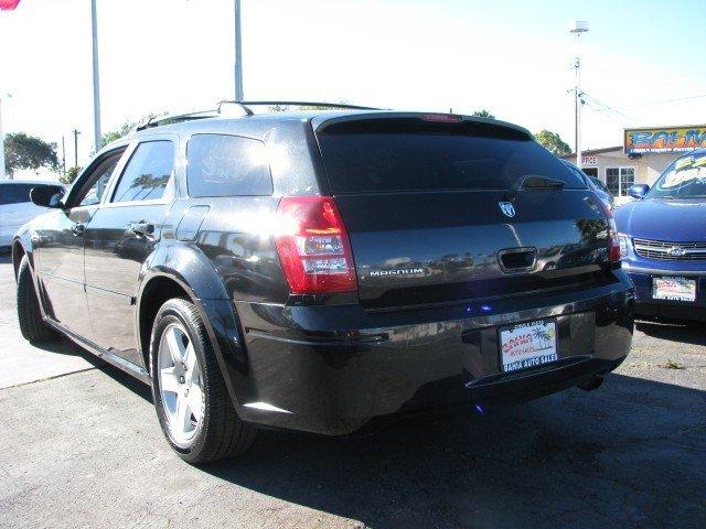 2005 Dodge Magnum SE