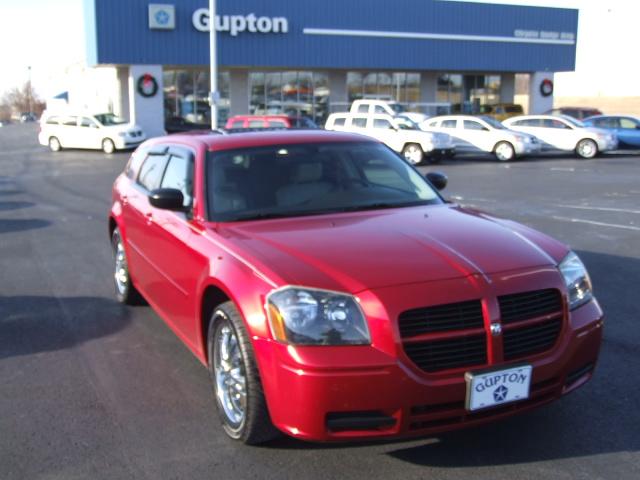 2005 Dodge Magnum SE