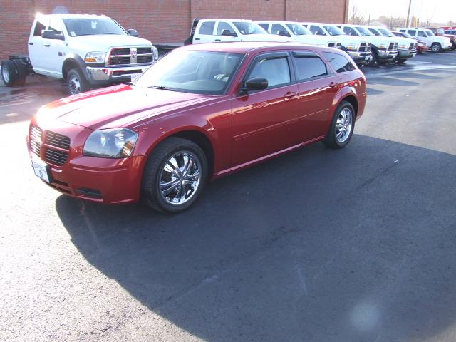 2005 Dodge Magnum SE