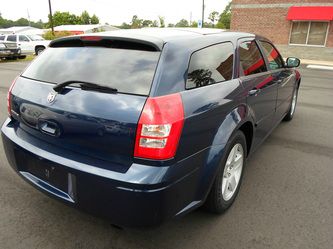 2005 Dodge Magnum SE