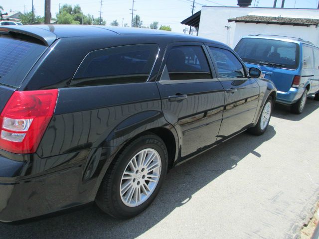 2005 Dodge Magnum SE