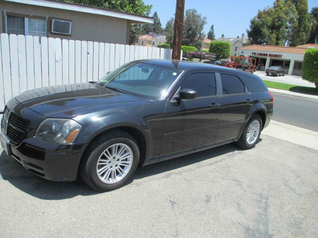 2005 Dodge Magnum SE