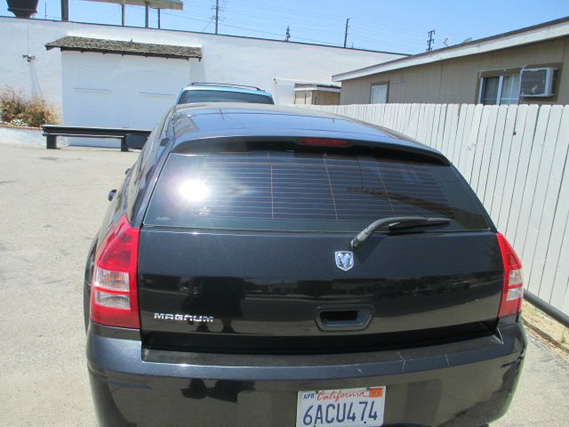 2005 Dodge Magnum SE