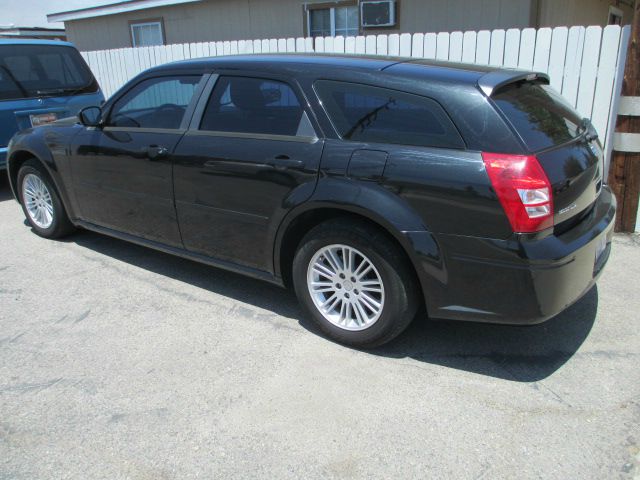 2005 Dodge Magnum SE