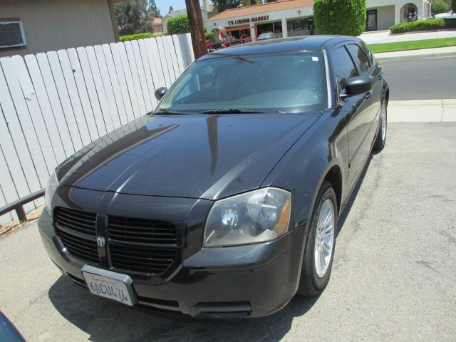 2005 Dodge Magnum SE