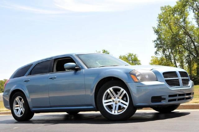 2005 Dodge Magnum SE