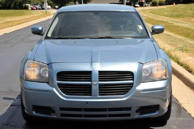 2005 Dodge Magnum SE