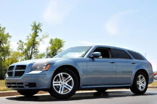 2005 Dodge Magnum SE