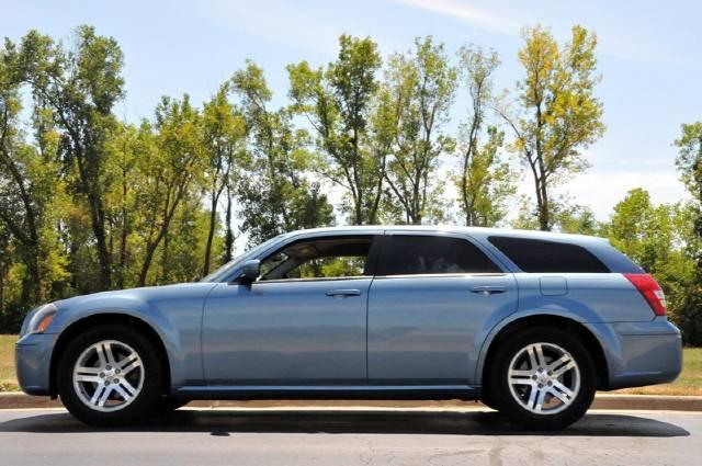 2005 Dodge Magnum SE