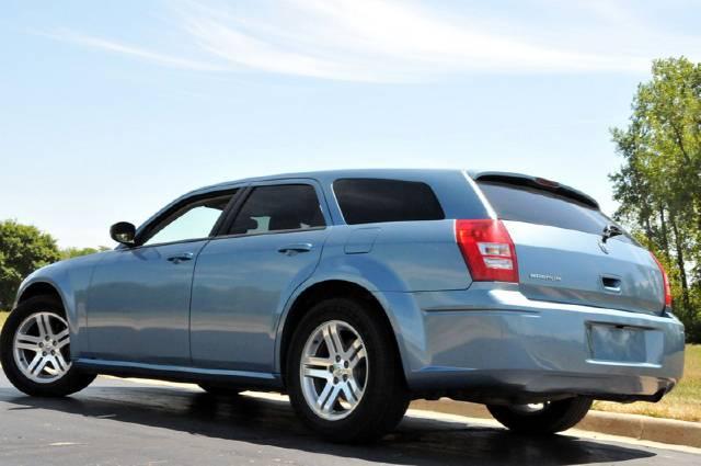 2005 Dodge Magnum SE