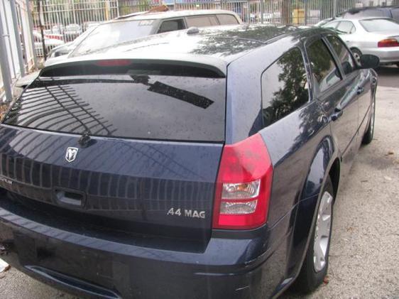 2006 Dodge Magnum SE