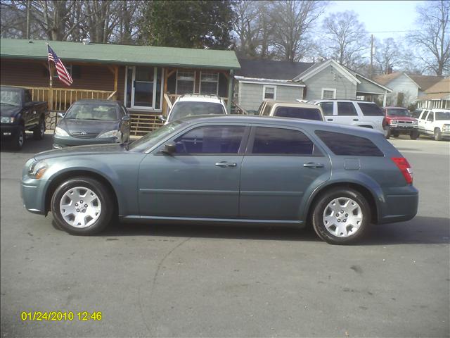 2006 Dodge Magnum SE