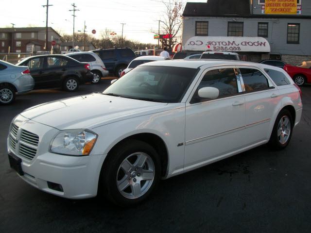 2006 Dodge Magnum 2WD 4 Door