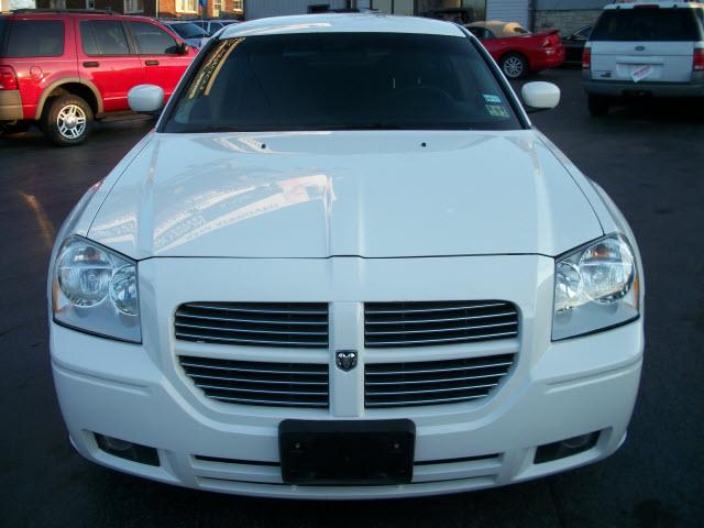 2006 Dodge Magnum 2WD 4 Door