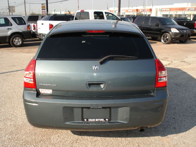 2006 Dodge Magnum SE