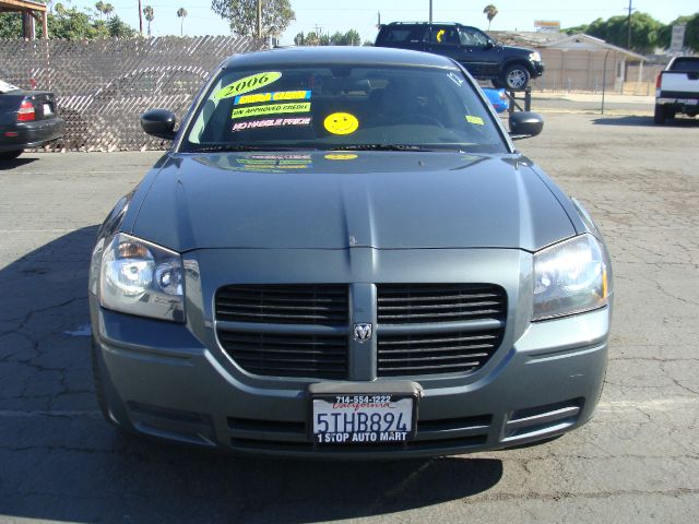 2006 Dodge Magnum SE