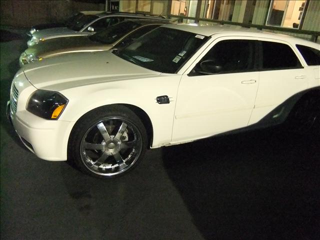 2006 Dodge Magnum SE